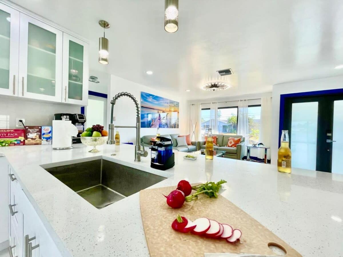 Artistic Decor Scenic Views Saltwater Heated Pool Holiday home Cape Coral