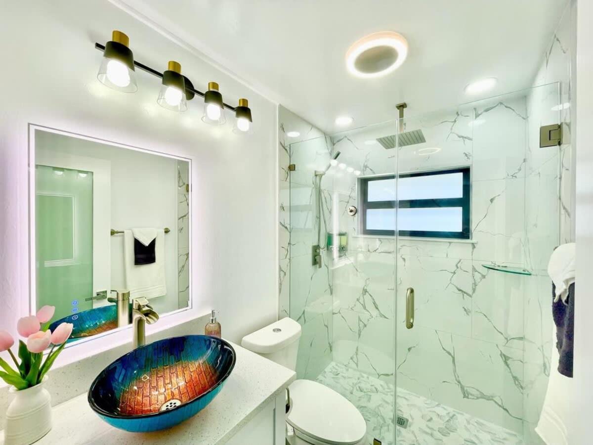 Artistic Decor Scenic Views Saltwater Heated Pool Holiday home Cape Coral