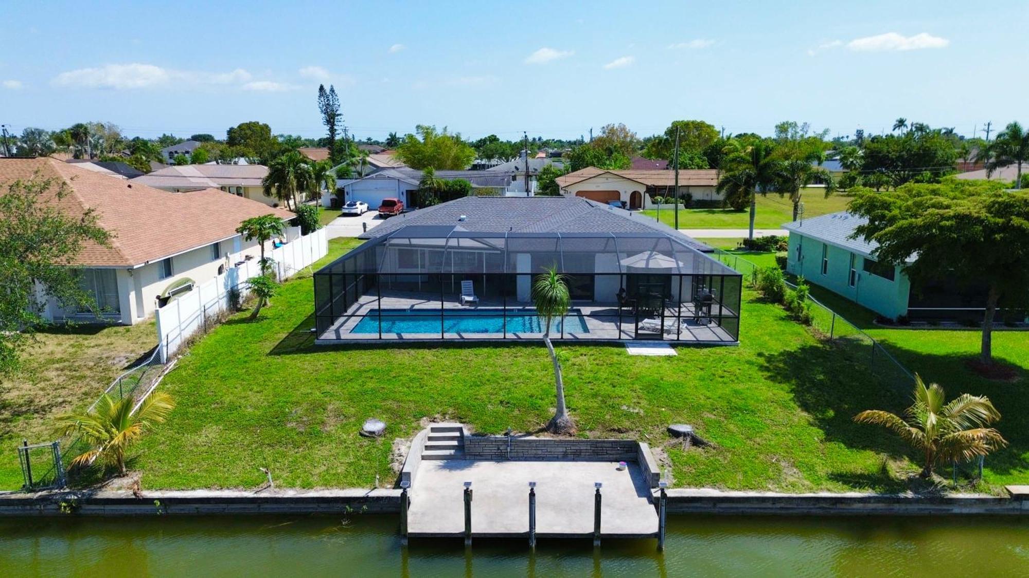 Artistic Decor Scenic Views Saltwater Heated Pool Holiday home Cape Coral